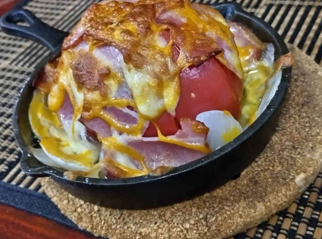 トマトベーコンチーズ鉄板焼き900円