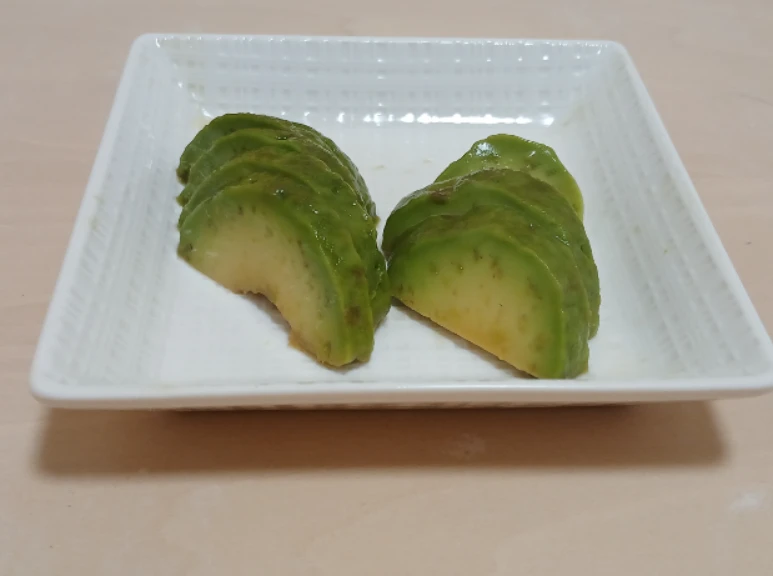 蕎麦屋の返しで漬けたアボガド 400円