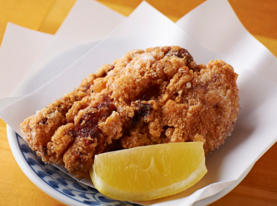 当店名物、二晩漬け込んだ大山どりの唐揚げ1個200円。