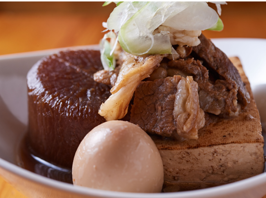 名物の煮込み料理。じっくり煮込んでしみしみに染み込んだ味付けがたまらない。それでいてこってりし過ぎない味付けでお酒がぐいぐい進んでしまうメニューです。